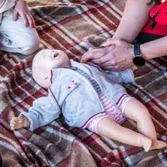 Atelier de premiers secours sur un poupon d'apprentissage