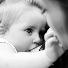 Bébé allaité, regard vers l'objectif