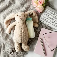 Doudou lapin, biberon et carnet de notes